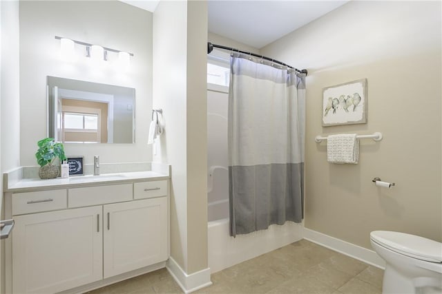 full bathroom featuring baseboards, toilet, shower / bath combo, and vanity