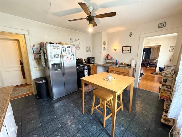 dining space with ceiling fan