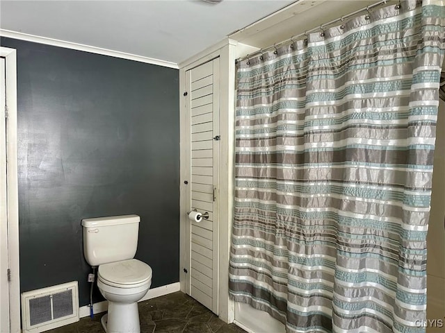 bathroom with visible vents, baseboards, toilet, and curtained shower