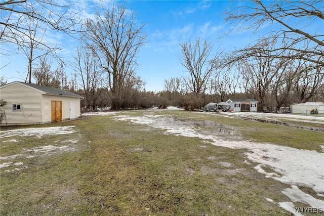 view of yard featuring an outdoor structure