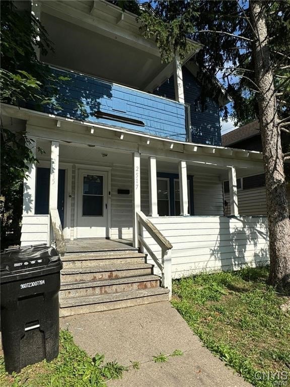 view of front of home featuring a porch