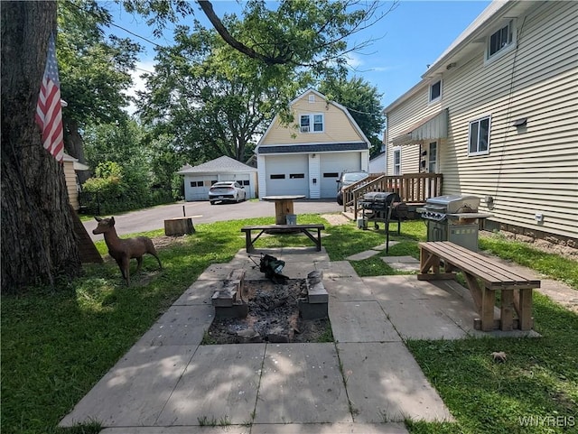 view of yard with an outdoor structure and a detached garage