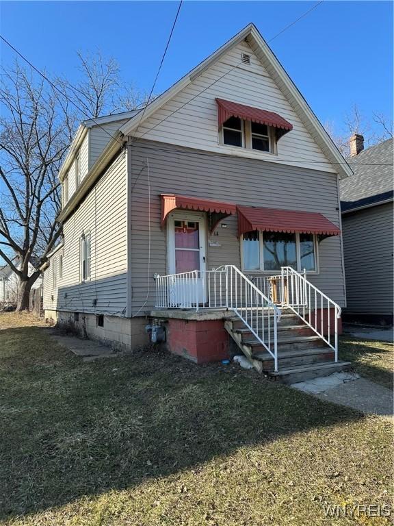 view of front facade featuring a front yard