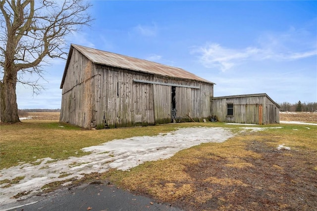 view of barn with a lawn and driveway