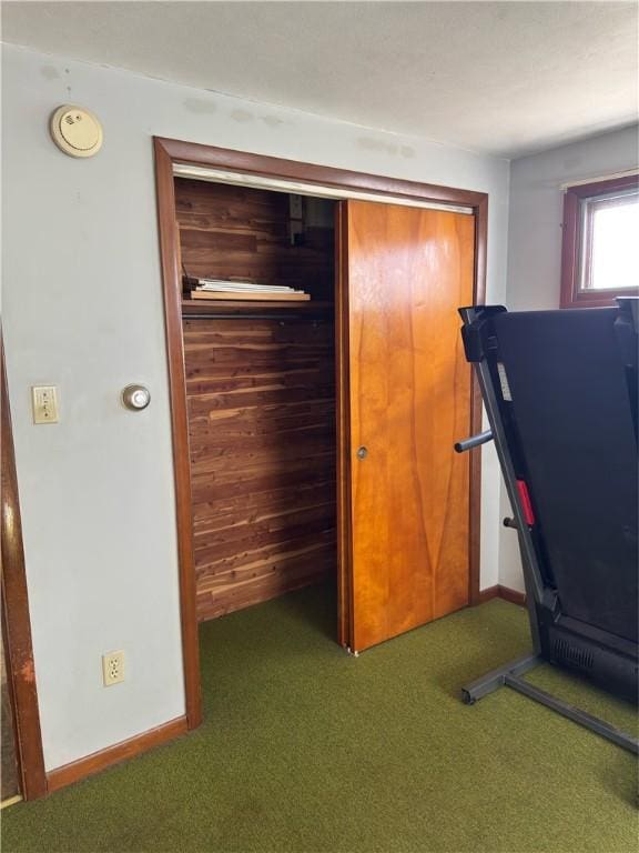 workout room with carpet flooring and baseboards