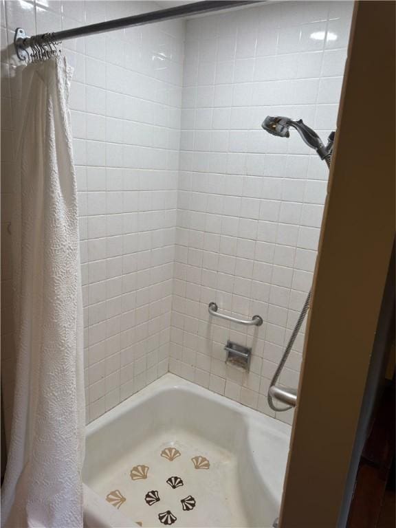 bathroom featuring shower / bath combo with shower curtain