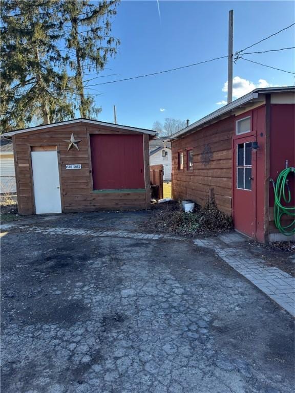 view of outdoor structure featuring an outbuilding