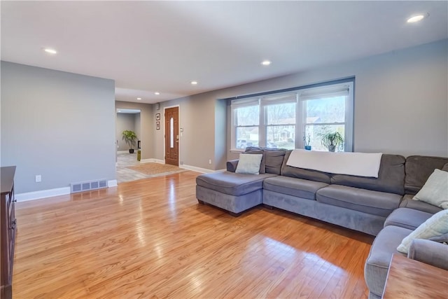 living room featuring recessed lighting, visible vents, light wood finished floors, and baseboards