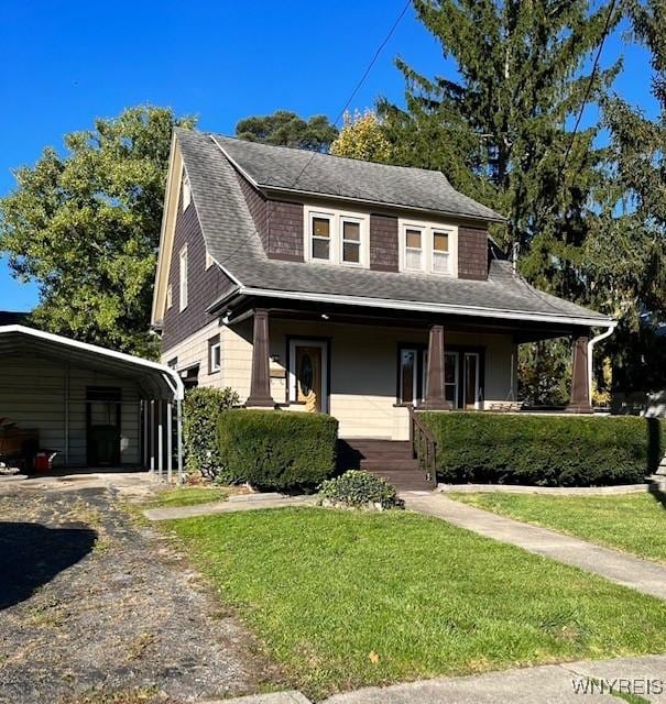 view of front of house featuring dirt driveway, covered porch, a front yard, a shingled roof, and a carport