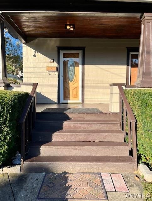 entrance to property featuring a porch