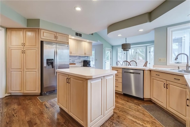 kitchen featuring visible vents, a sink, appliances with stainless steel finishes, light countertops, and dark wood-style flooring