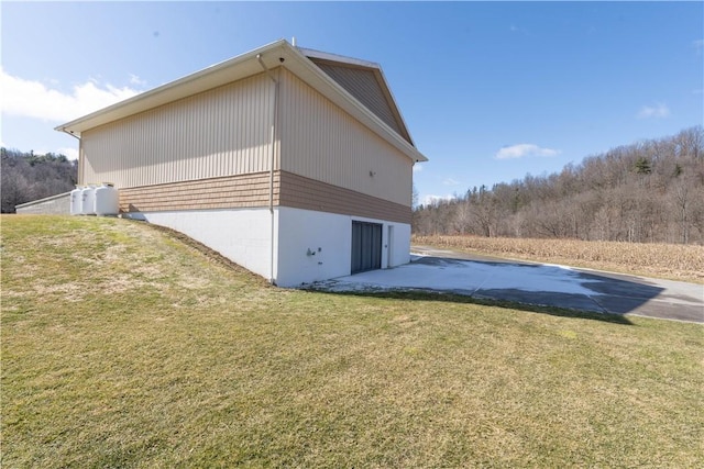 view of side of property featuring a lawn