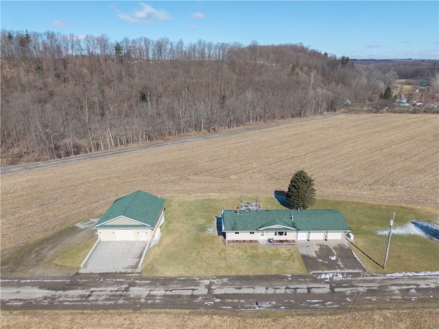 birds eye view of property featuring a rural view