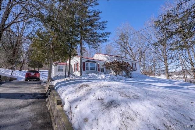 view of front of property featuring aphalt driveway