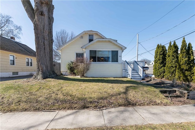 bungalow featuring a front yard