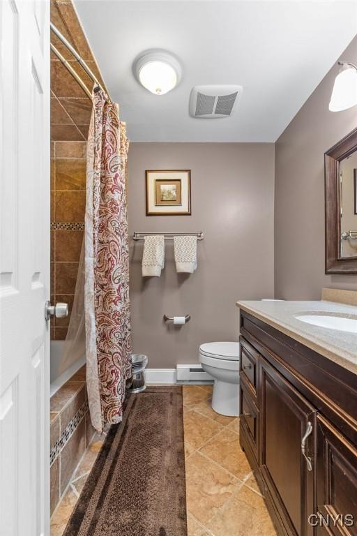 full bath with vanity, baseboards, visible vents, toilet, and tiled shower / bath