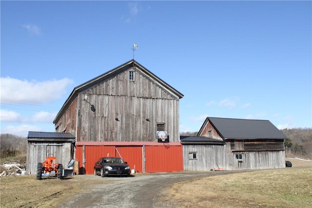 view of pole building featuring a yard