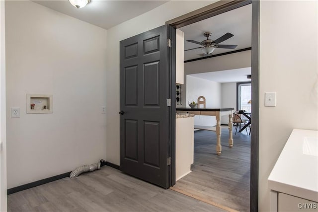 laundry room with hookup for a washing machine, a ceiling fan, light wood-style flooring, and baseboards