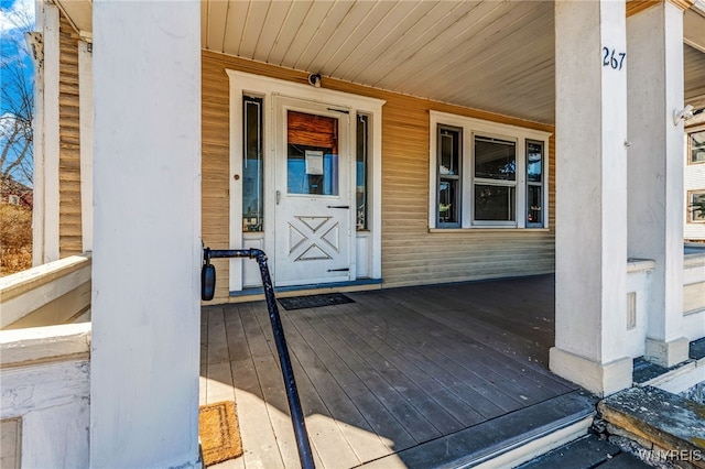 doorway to property with covered porch