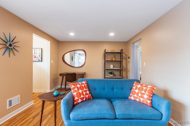 living area with visible vents, recessed lighting, baseboards, and wood finished floors