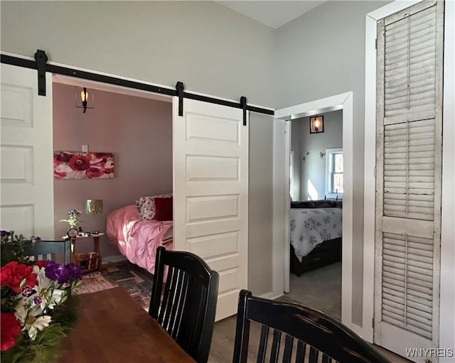 bedroom featuring a barn door