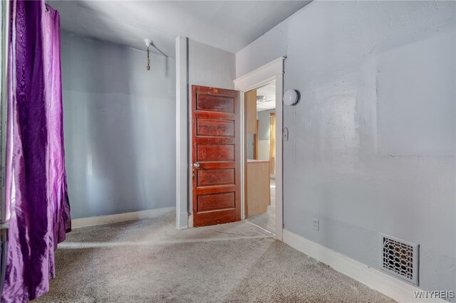 bathroom featuring visible vents and baseboards