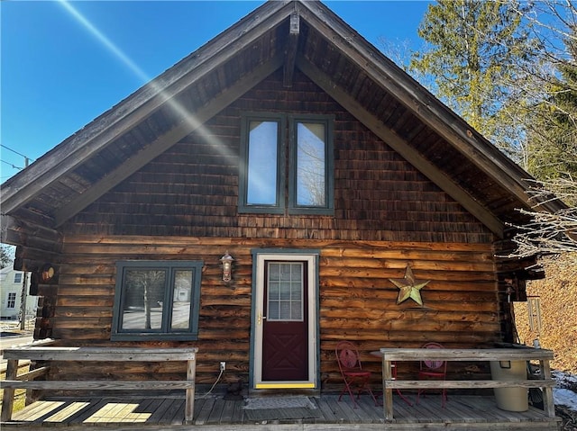 view of front facade featuring log siding