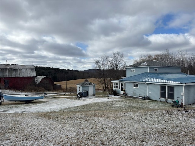 view of yard with an outdoor structure