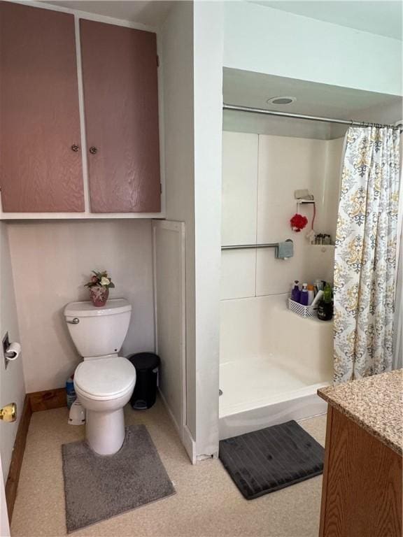 bathroom featuring baseboards, toilet, vanity, and a shower with curtain