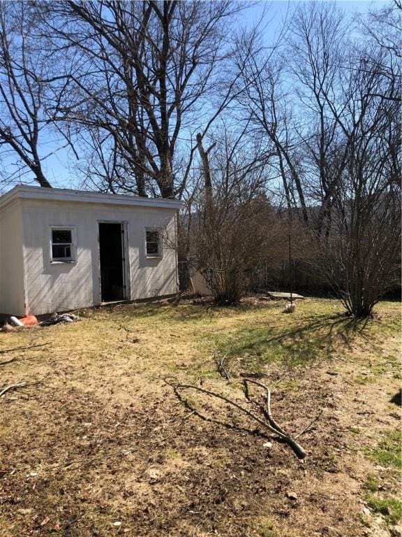 view of yard with an outbuilding