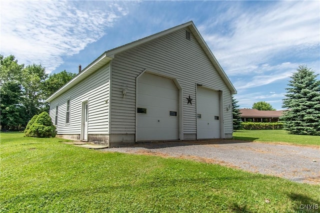 view of outdoor structure featuring an outbuilding