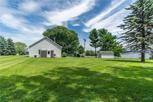 view of yard featuring an outbuilding