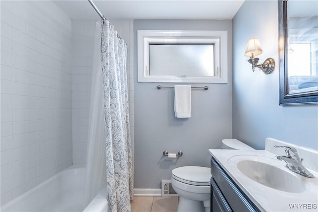 bathroom featuring vanity, baseboards, visible vents, shower / bath combo, and toilet