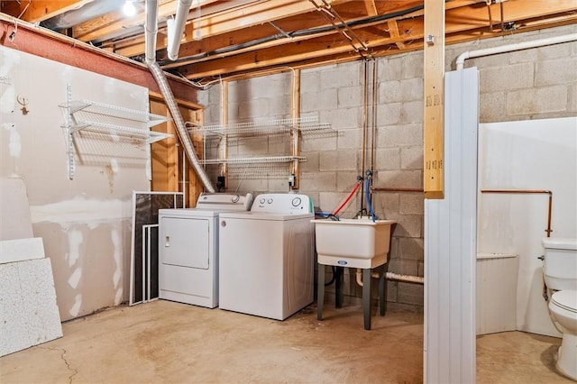 washroom featuring a sink, laundry area, and washing machine and clothes dryer