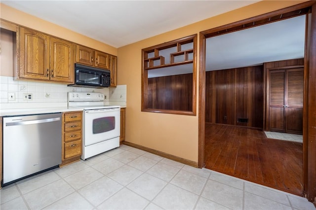 kitchen with tasteful backsplash, black microwave, light countertops, electric stove, and stainless steel dishwasher