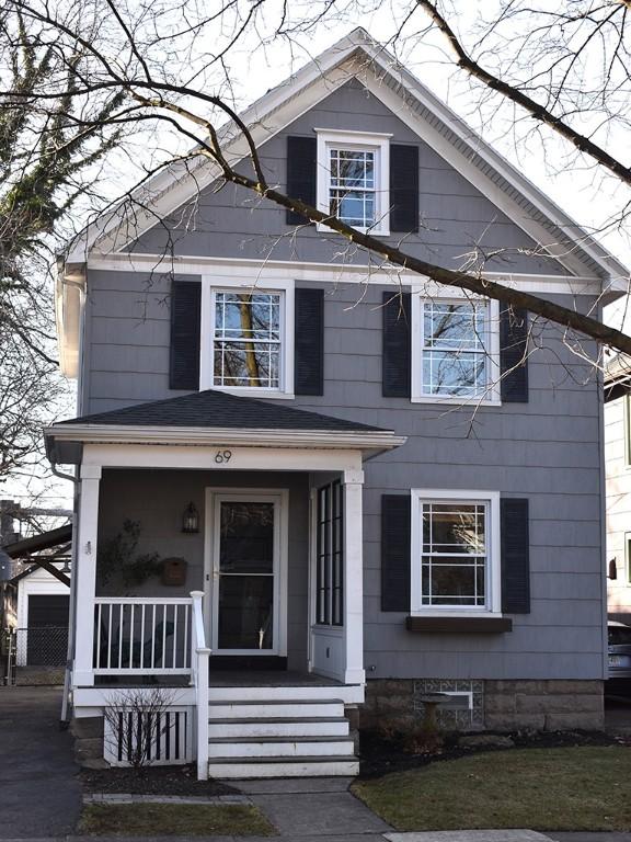 view of front of house featuring a porch