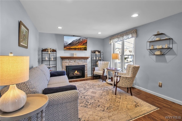 living room with a fireplace, recessed lighting, wood finished floors, and baseboards