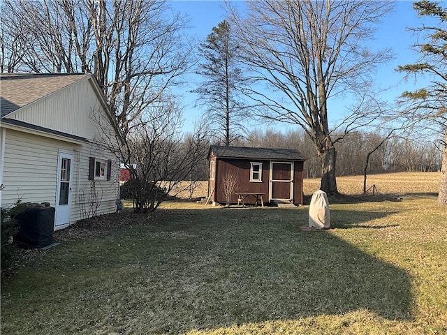 view of yard with an outdoor structure