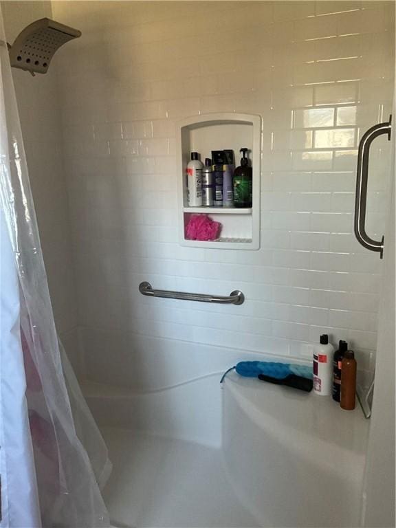 full bathroom featuring tiled shower