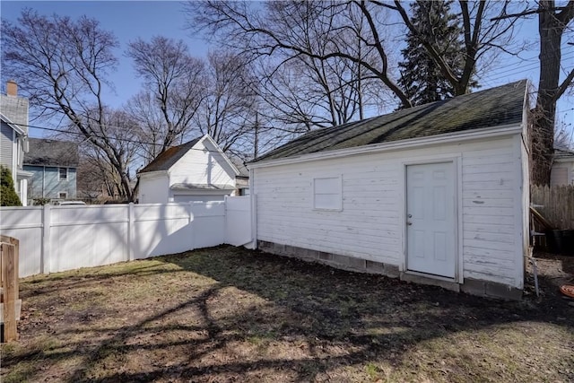 view of yard featuring an outbuilding and fence