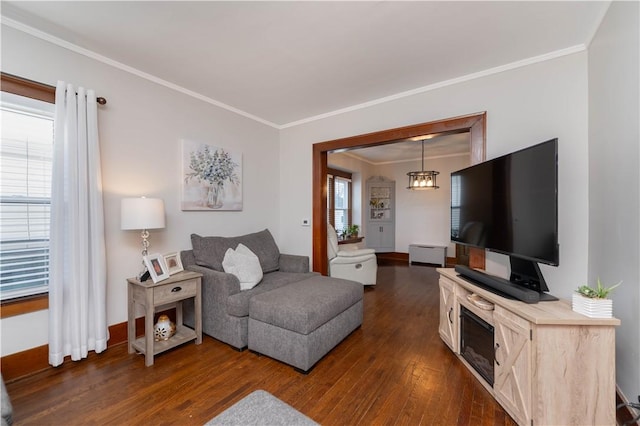 living room featuring dark wood-type flooring, plenty of natural light, baseboards, and ornamental molding