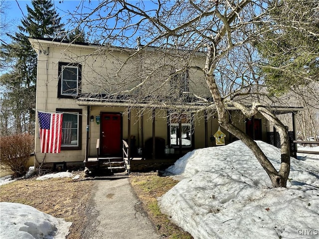 view of front facade featuring driveway