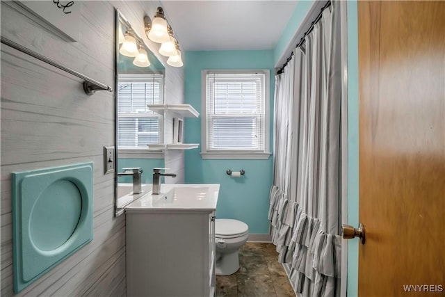 full bath with vanity, curtained shower, toilet, and baseboards