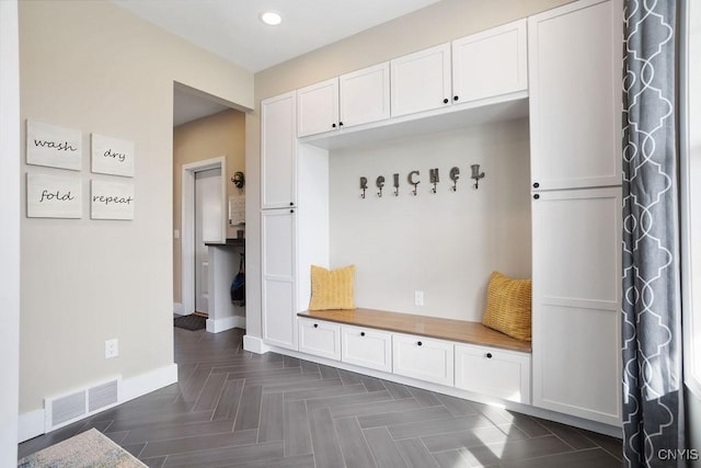 mudroom with visible vents, recessed lighting, and baseboards