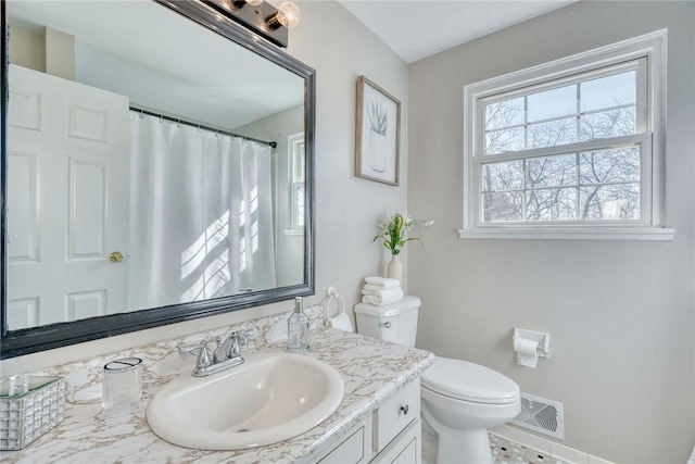 full bathroom featuring visible vents, curtained shower, toilet, and vanity