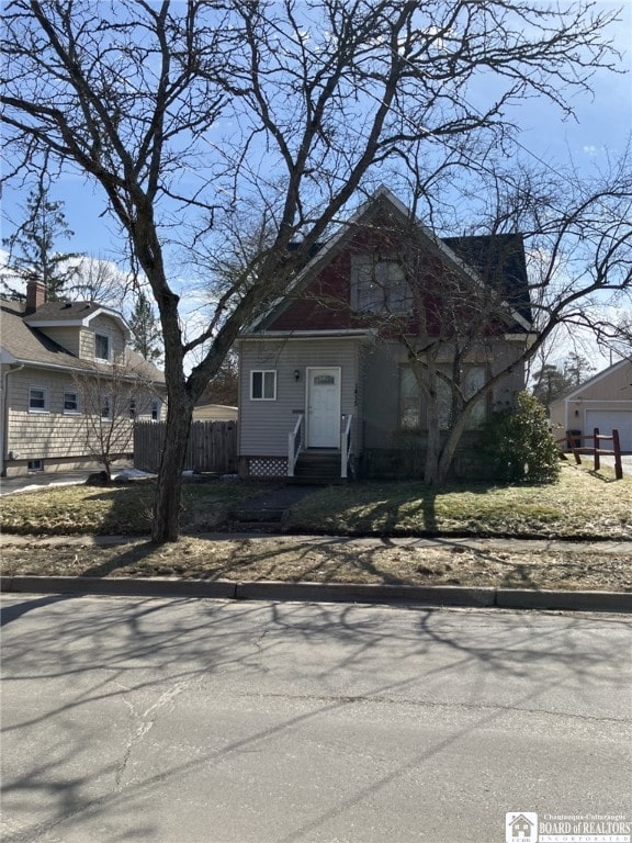 view of front of property with entry steps and fence