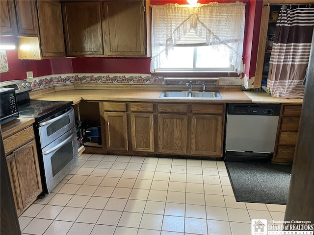 kitchen with light countertops, appliances with stainless steel finishes, and a sink