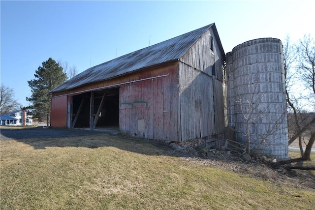 view of pole building with a lawn