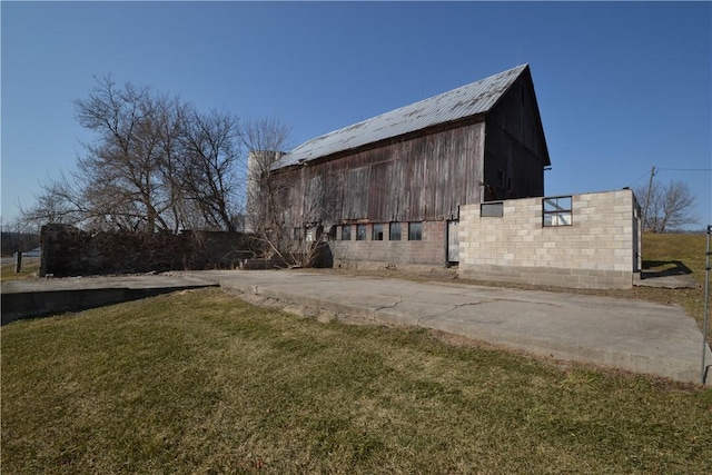 view of barn with a lawn