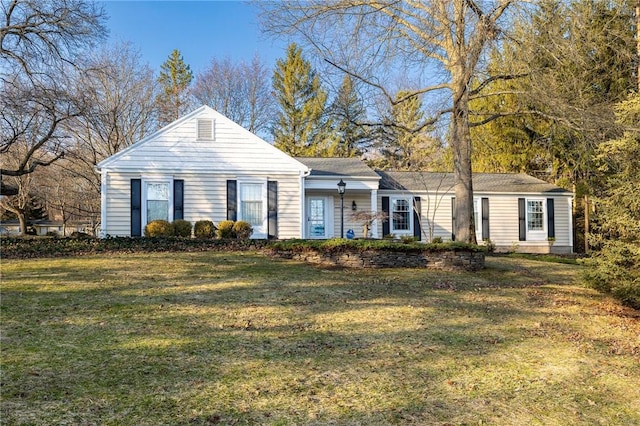 view of front of property featuring a front lawn